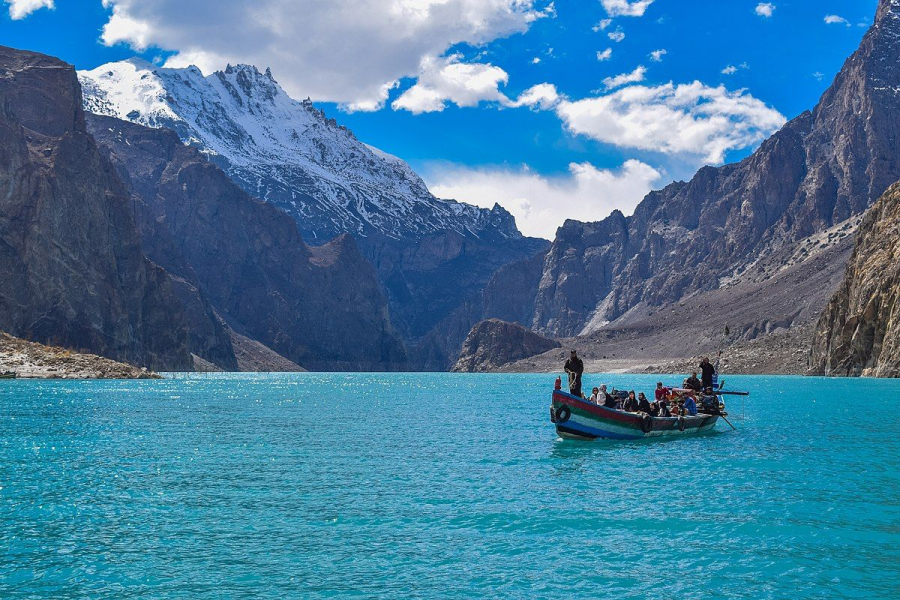 ata abad lake ]